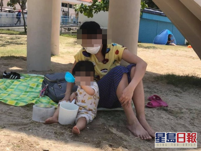 外傭早前與僱主一家到沙灘。網上圖片