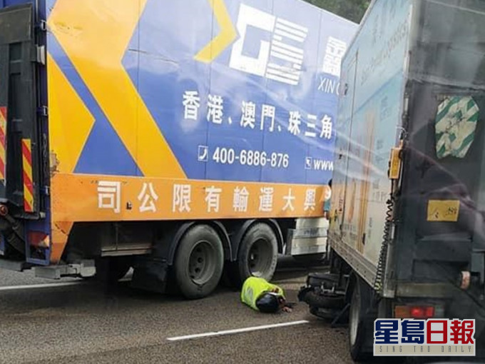 电单车被卷入其中一辆货车车底，铁骑士倒地受伤。Alex Chan图片。网图