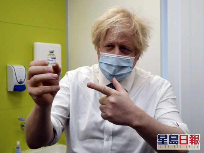 約翰遜到訪英格蘭一間疫苗注射中心,了解接種疫苗計畫進度。AP圖片