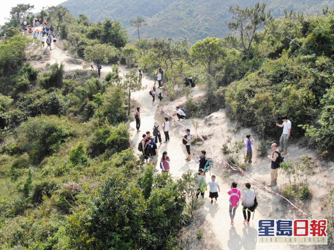 女友竟搭的士上山為「打卡」。資料圖片