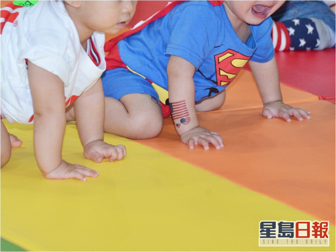 外婆竟教1岁大的孙仔揸笔写字,网民斥揠苗助长。资料图片(非文中婴儿)