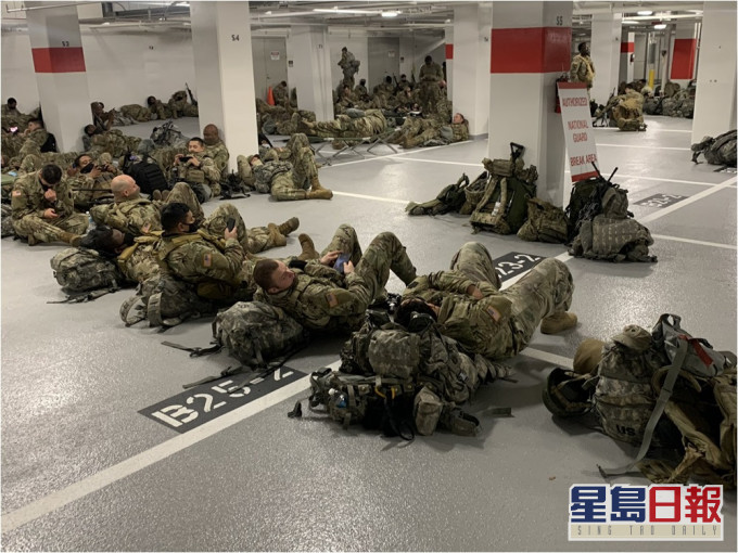 国民警卫军于典礼结束后被赶离国会,要到停车场休息。网图