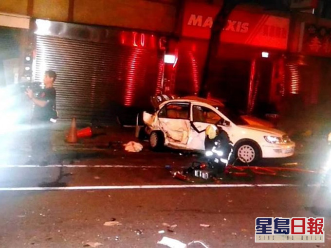白色私家車被撞至車身凹陷變形。中時