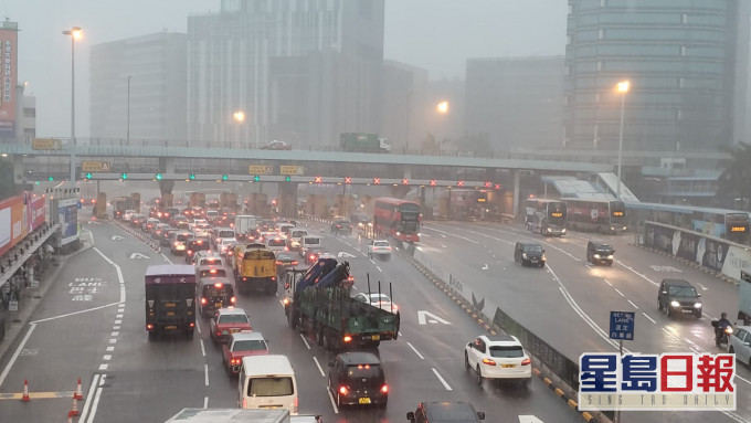 本港早上连场暴雨。