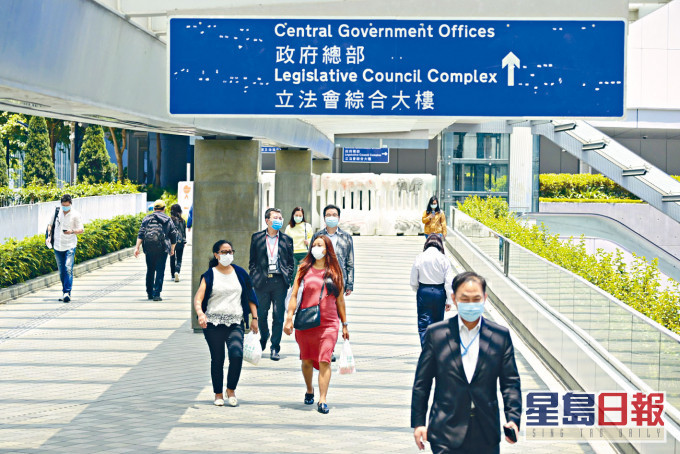 聶德權指,公務員每年均須接受工作表現評核。 資料圖片