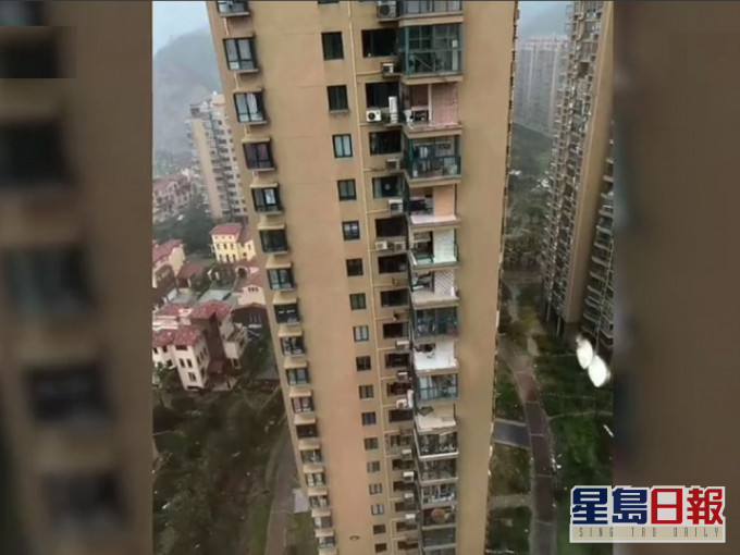 浙江女子關窗墮亡事發屋苑,多家的窗戶被颱風吹毀。(網圖)