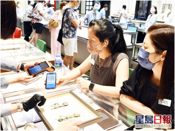 姚氏姊妹用约10万元购入两只劳力士手表。