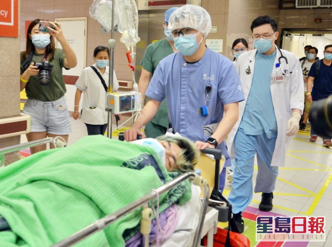 男工人正在醫院接受治理。