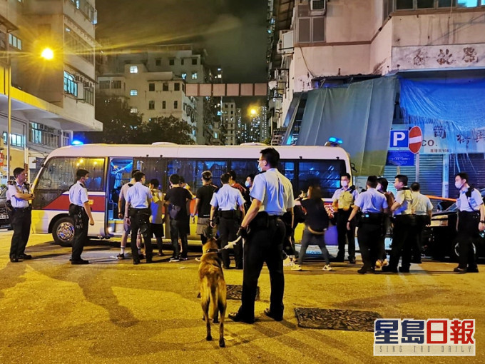 深水埗警區特別職務隊探員昨晚於區內進行反非法賭博行動。警方圖片