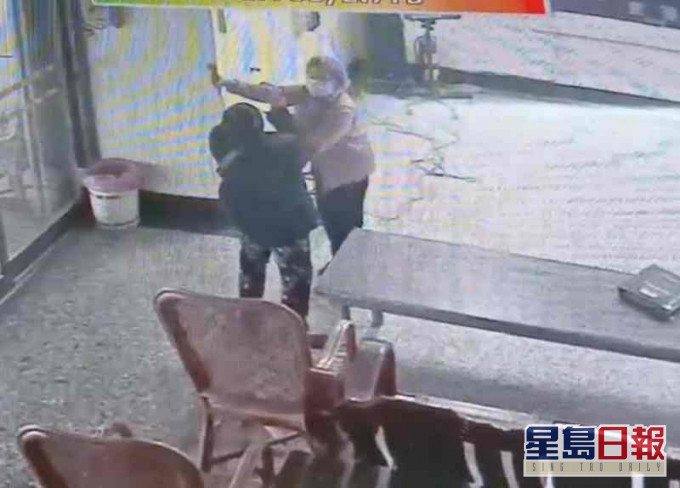 兩老婦為唱K大打出手。網圖