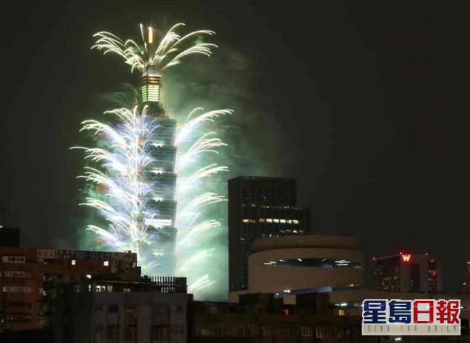 台北101大樓煙花匯演如期舉行。AP
