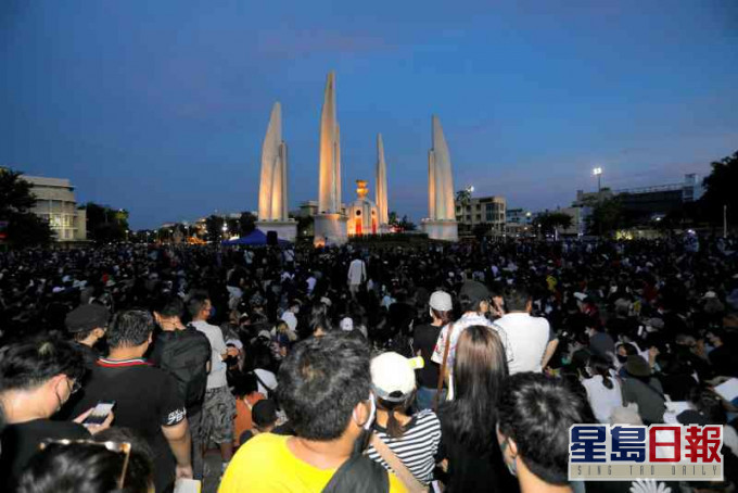 約有2500人在民主紀念碑附近舉行示威集會。AP