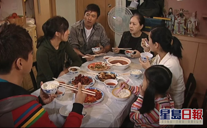 劇集講述同一屋簷下家人相處矛盾。TVB《缺宅男女》截圖