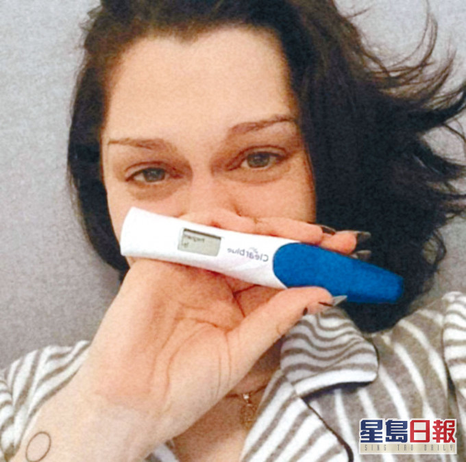 Jessie公開拿着驗孕棒的照片，卻宣布已流產。