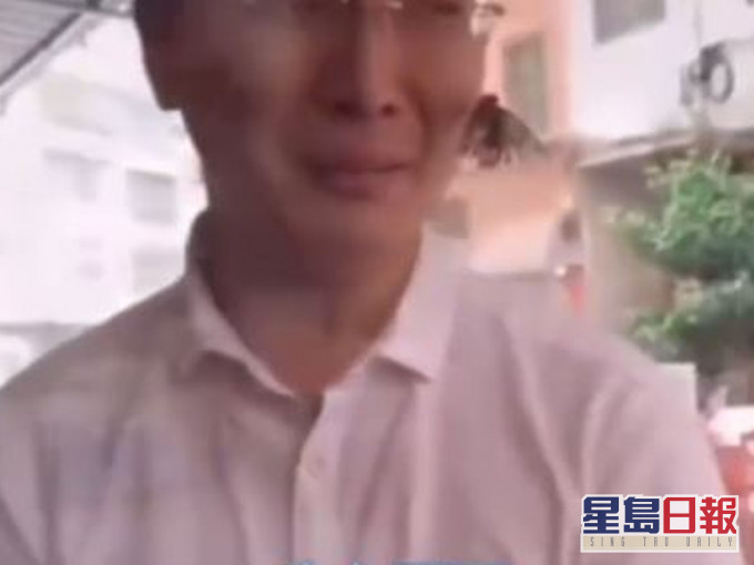 一只蝴蝶竟飞向并停留在儿子的面颊上久久不愿离去。(网图)