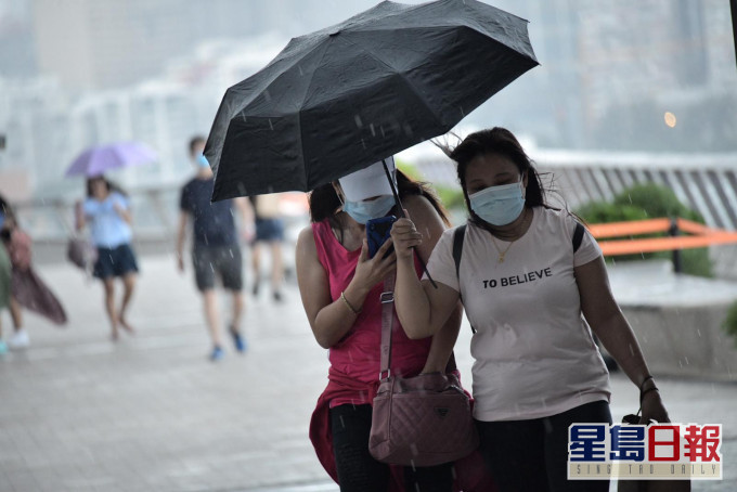 天文台預料本港地區今日大致多雲,有驟雨,局部地區有狂風雷暴。