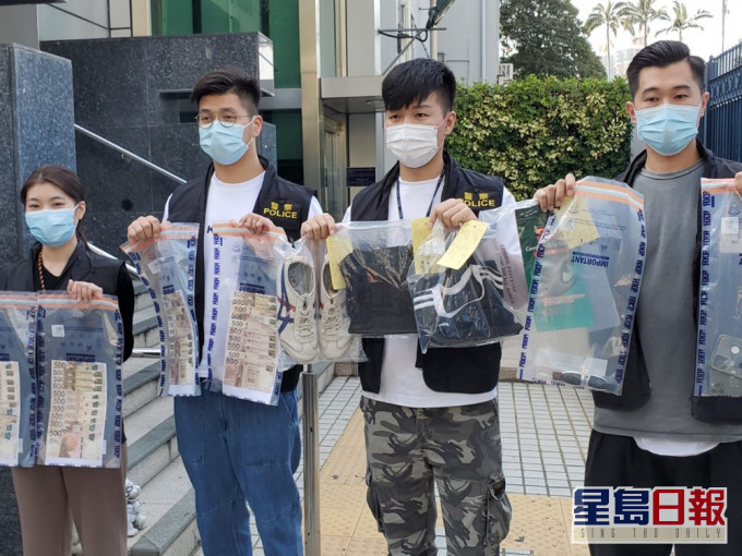 警方于涉案男子的私家车上搜出2万元赃款。
