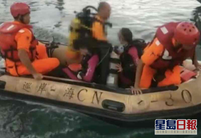 救援人员用橡皮艇共救回31名潜水客。