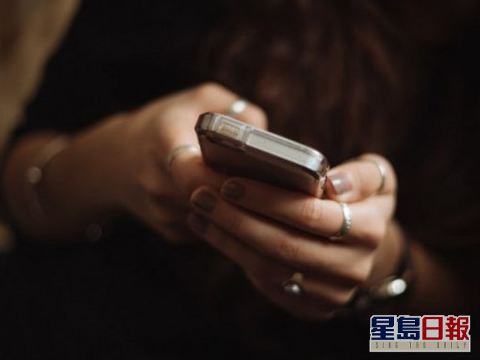 女子收到自稱銀行職員的短訊後被騙。配圖與本文無關