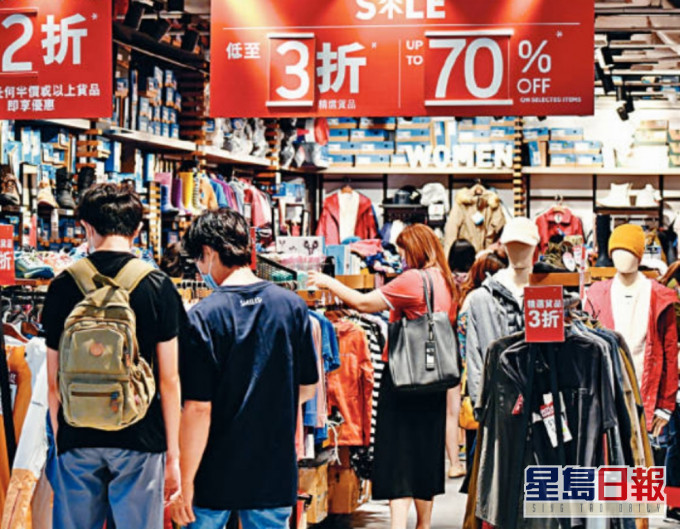 「速食時裝」文化下,不少市民因經常購買新衫,將大量舊衣扔棄。