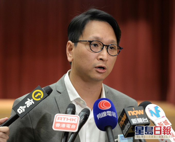 鄧家彪決定捐出一萬元,與失業家庭共渡難關。資料圖片