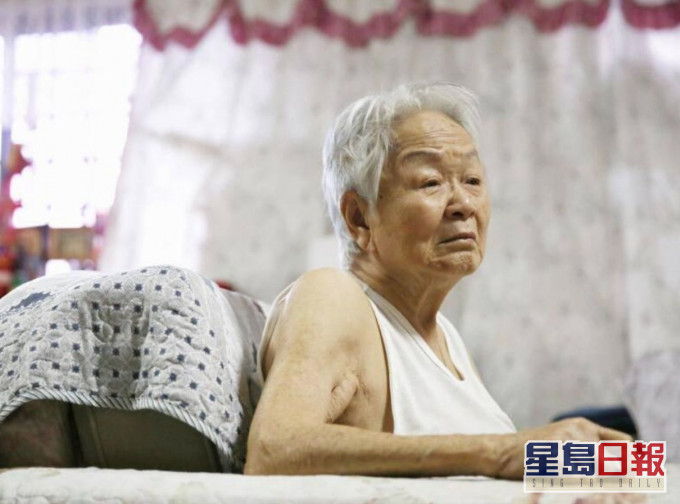 90岁老妇将6名子女养育成人，年老时竟然无子女愿意照顾。网图