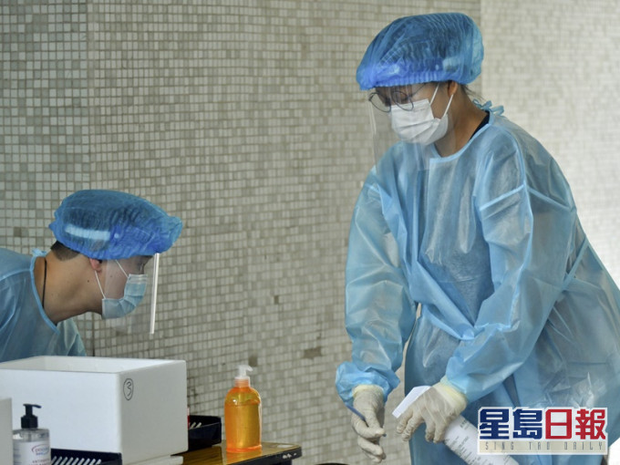陳家亮感謝醫護為老人院長者做檢測。資料圖片