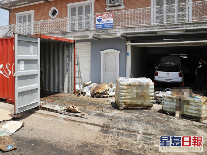 巴拉圭一間公司從塞爾維亞購買肥料,怎料打開卻發現裡面竟載有7具腐爛的屍體。網圖