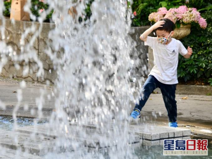 天文台预料本港地区今日大致多云。有几阵雨。资料图片