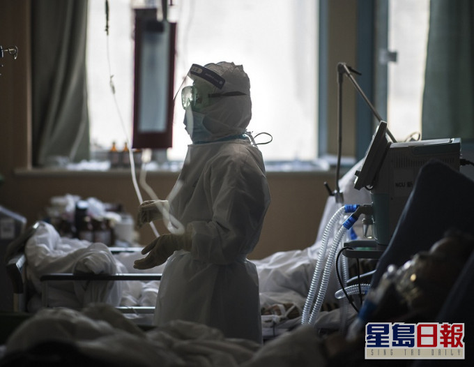 新冠疫情压力下,不少医护面临巨大压力。AP资料图片