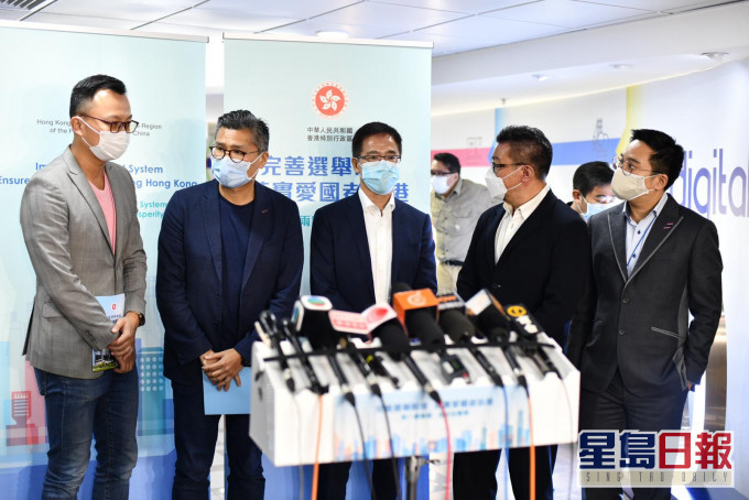 创科界就完善选举制度举行解説会后见传媒。