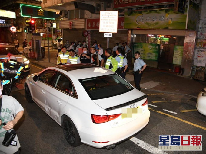 奧迪右邊車身被撞凹。丁志雄攝