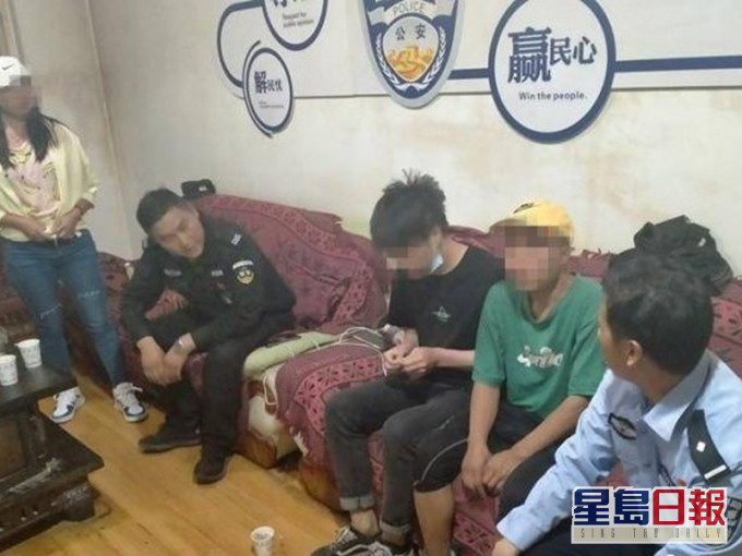 兩青年被帶回派出所與同伴匯合。雲南省公安廰