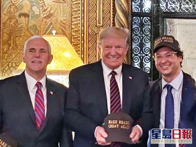 巴西新闻发言人瓦恩加滕(右,戴帽者)早前在社交媒体张贴其与特朗普的合照,照片中可见他站在特朗普身旁。(网图)