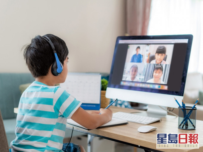 網民指一開Zoom,就會即時看到與居私樓同學的家底差距。網圖