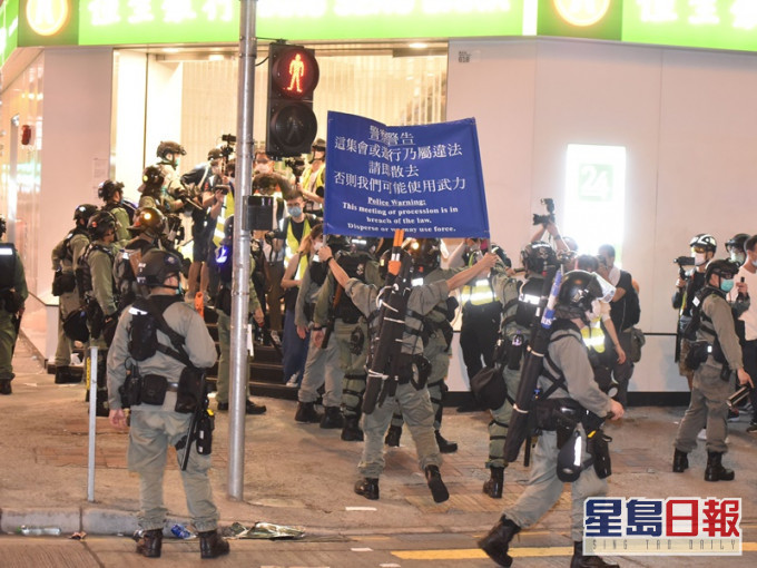當日大批人士在旺角遊走及企圖堵路,警方到場驅趕。資料圖片