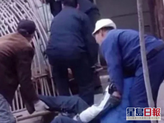 工作人員小腿被咬傷。