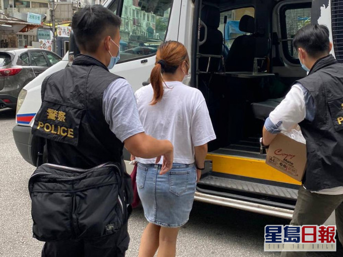 行動中,警方拘捕兩名女子。警方圖片