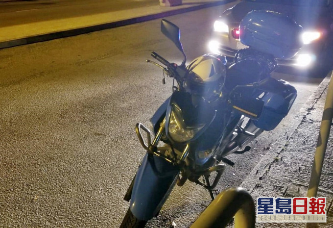 警方隱形戰車於青山公路嶺南段近妙法寺截停該輛電單車。警方提供