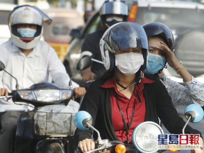 柬埔寨市民戴口罩外出。 AP