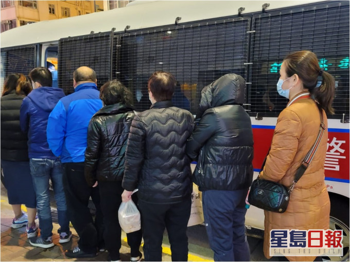 警方搗破筲箕灣3個無牌賭檔,拘捕26人。警方圖片