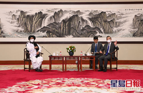 王毅（右）與塔利班政治委員會負責人巴拉達爾（左）會談。外交部圖片