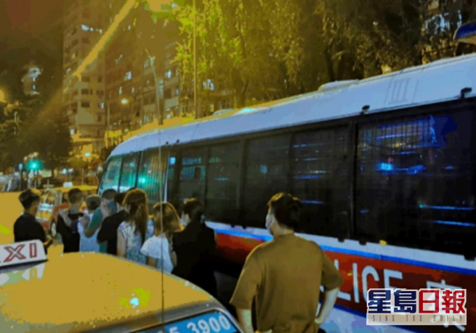 警方共拘捕9名男女。圖:警方提供