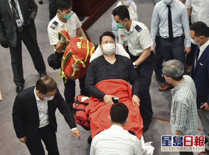 尹兆堅當日懷疑在推撞期間不適,其後送院治理。資料圖片