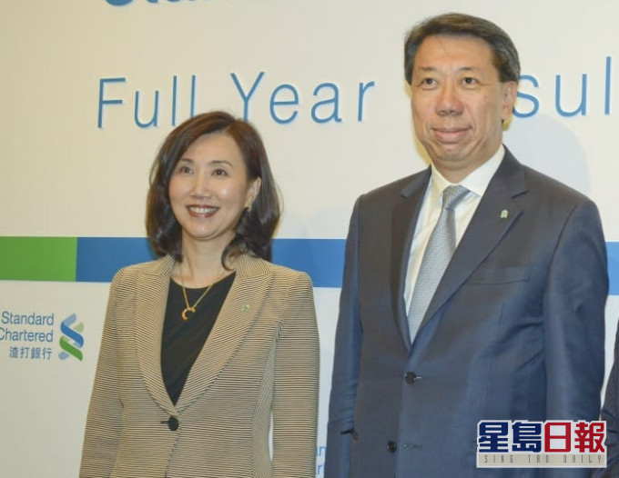 渣打大中華及北亞地區行政總裁洪丕正(右)、渣打香港區行政總裁禤惠儀(左)