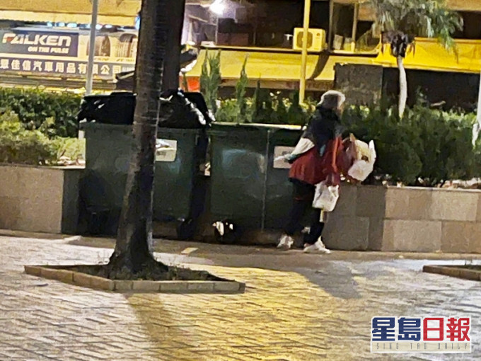 有網民目睹婆婆翻找垃圾桶翻找吃剩的飯盒，感到非常心酸。網民王日權圖片