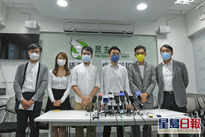 民主黨主席羅健熙(右三)。資料圖片