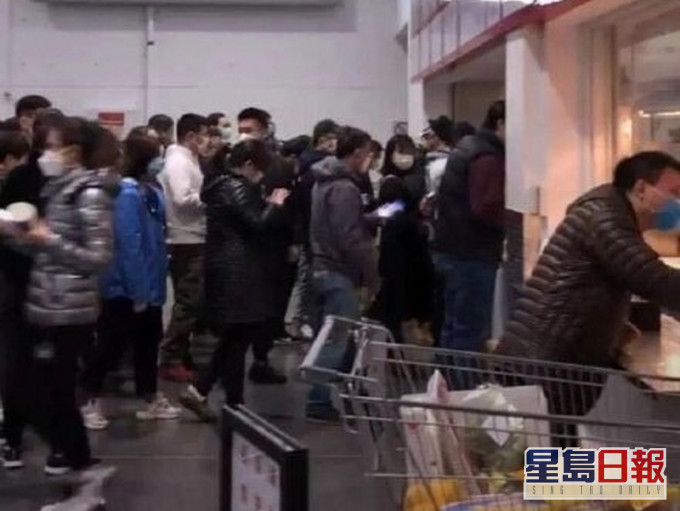 上海Costco顧客排長龍,有醫生表示還沒到為所欲為的地步。(網圖)