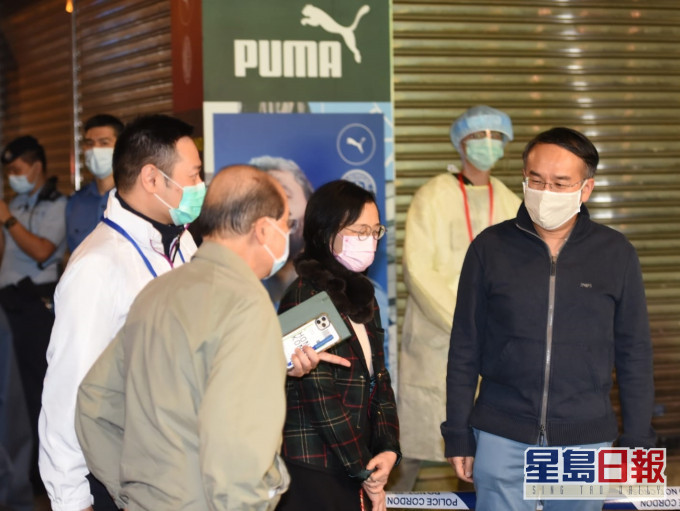 一眾官員到油麻地「受限區域」視察。