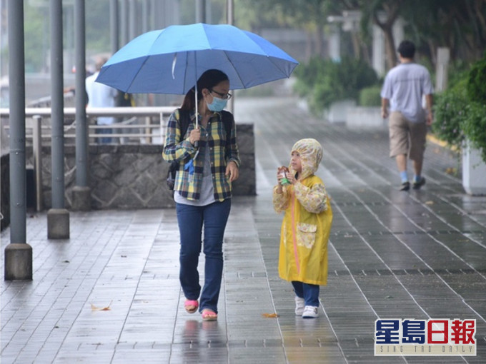 天文台预测,明日(26日)初时有几阵骤雨,局部地区有雷暴。 资料图片